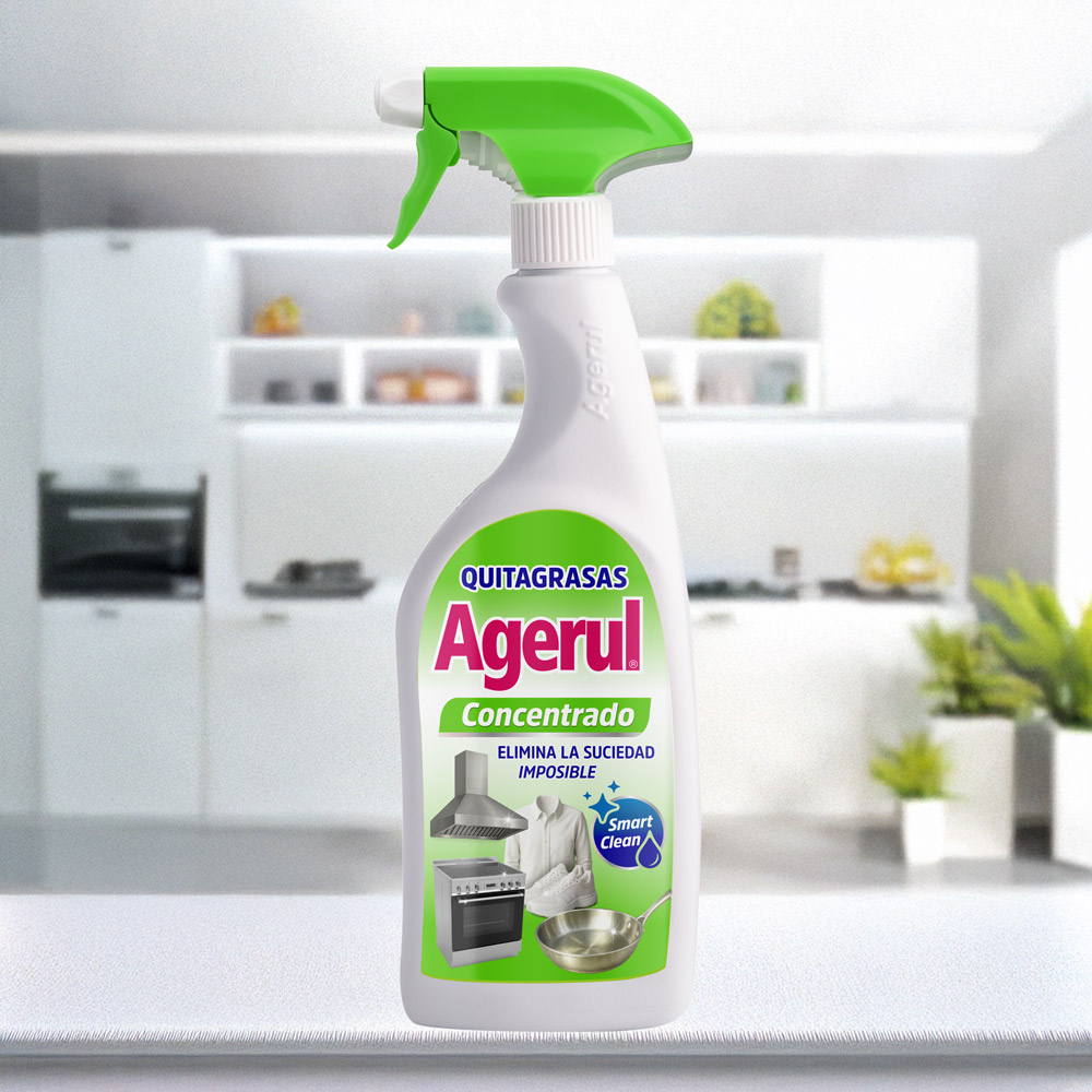 Agerul Quitagrasas concentrado en cocina